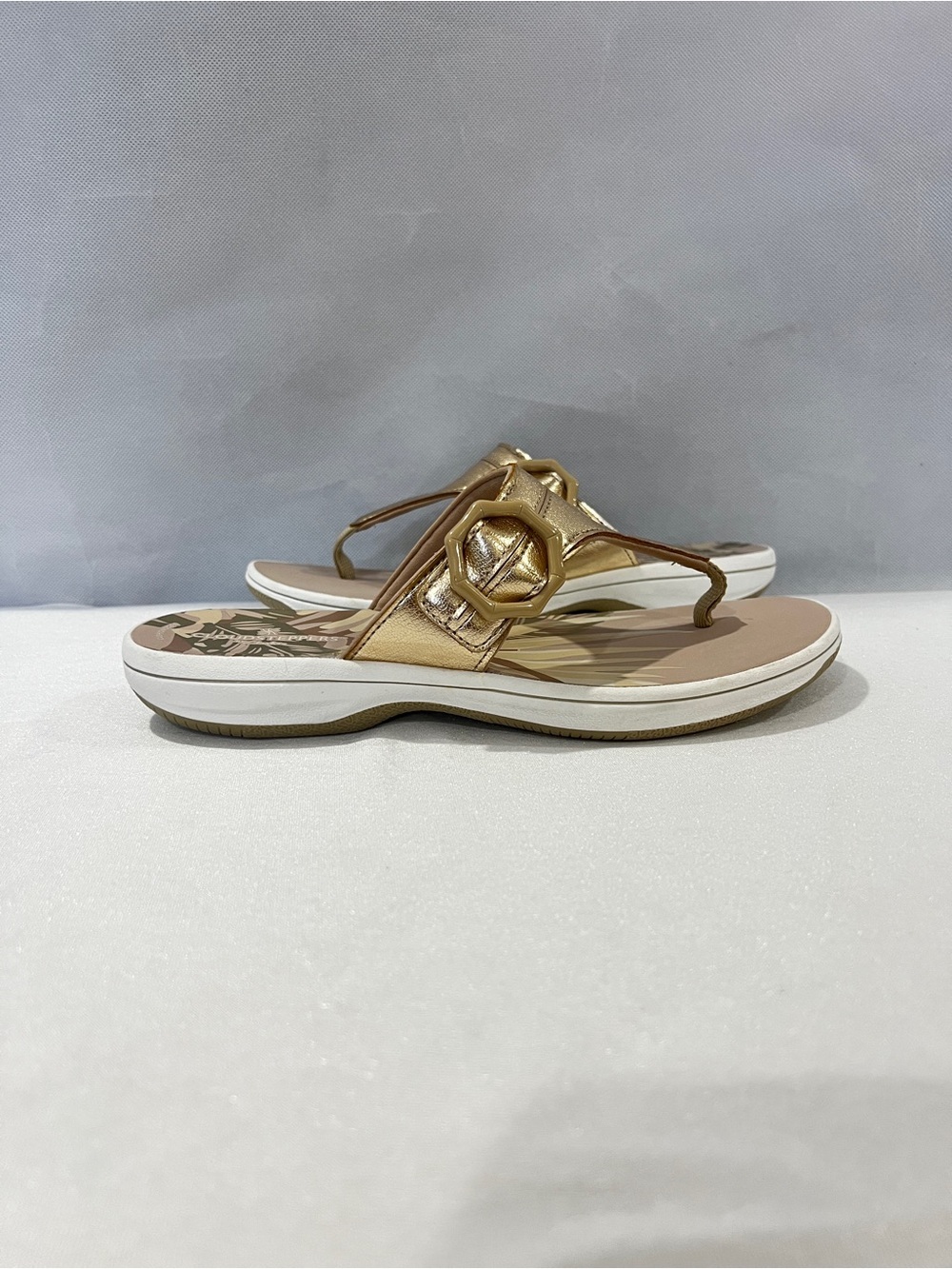 Clarks Women's Breeze Cove Sandal Color Gold Slip-On Size US 9 Comfy Lightweight